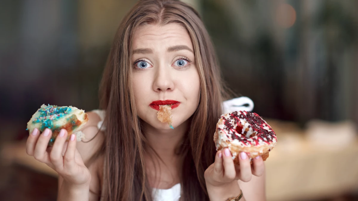 Por qué te dan ganas de comer algo dulce después de cenar: la explicación científica y consejos prácticos