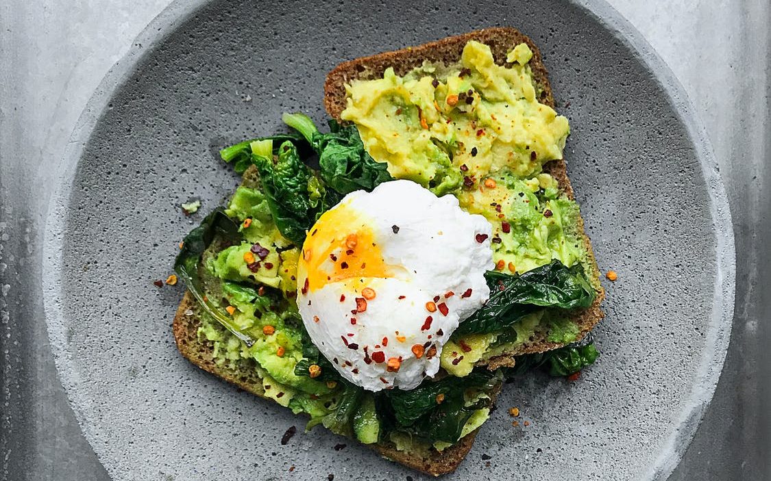 ¿Conviene desayunar salado?: consejos de nutricionistas para controlar el apetito y evitar el picoteo