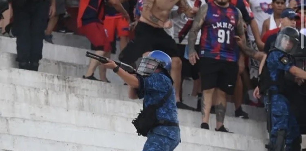 Caos en el superclásico de Paraguay: disturbios con la policía, heridos y suspensión del partido