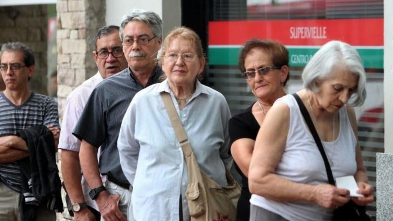 Jóvenes y jubilados, entre los sectores más afectados por la crisis de endeudamiento