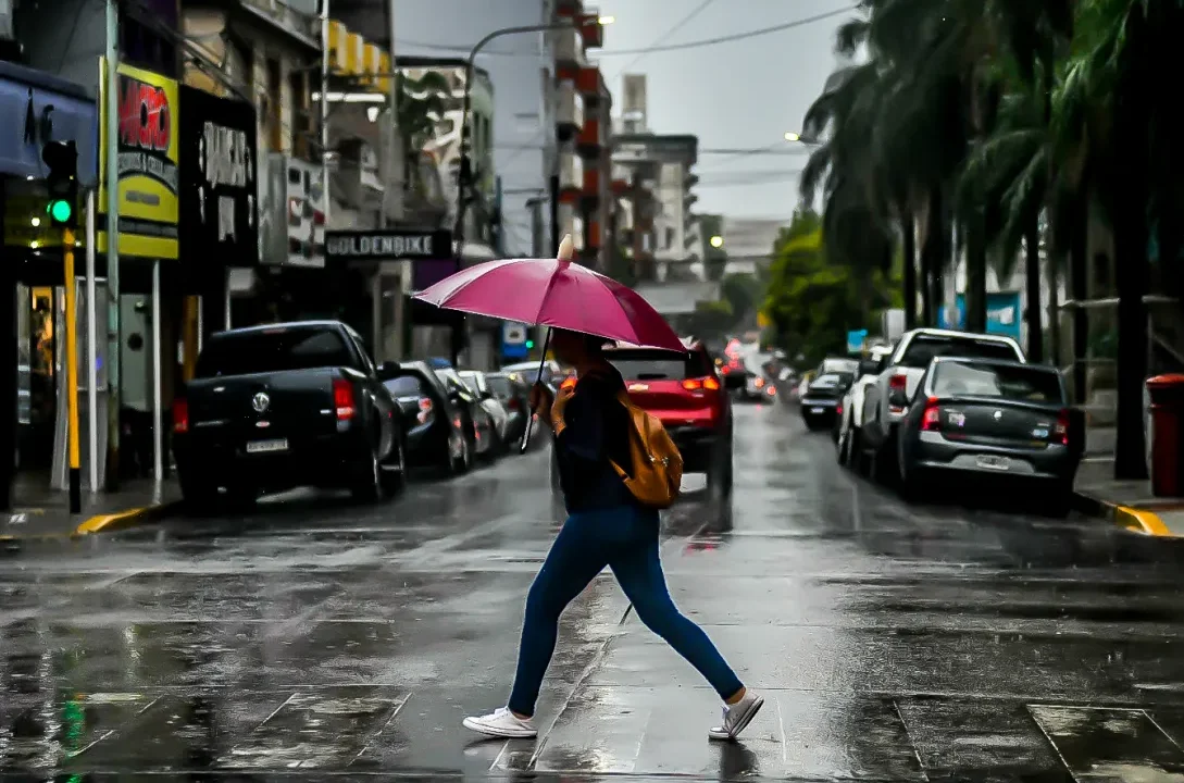 Tras días de calor, un frente frío traerá tormentas y ráfagas intensas a Misiones
