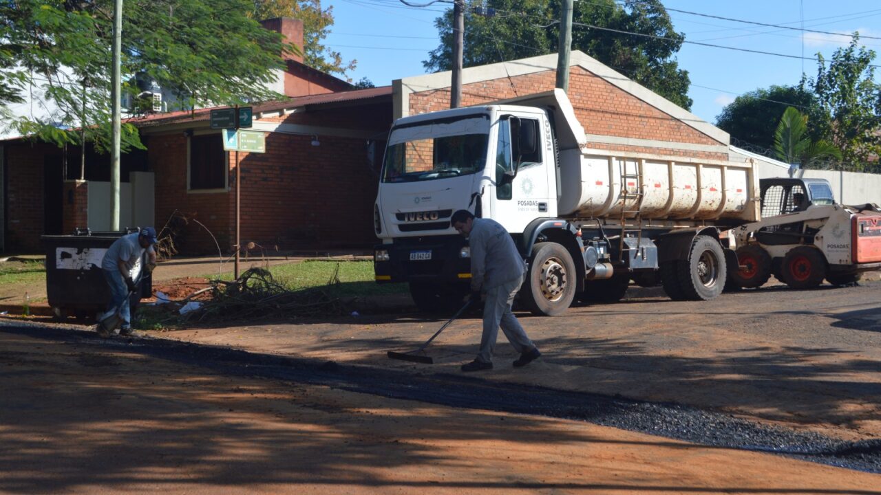 Avanzan las tareas de bacheo en distintos puntos de Posadas