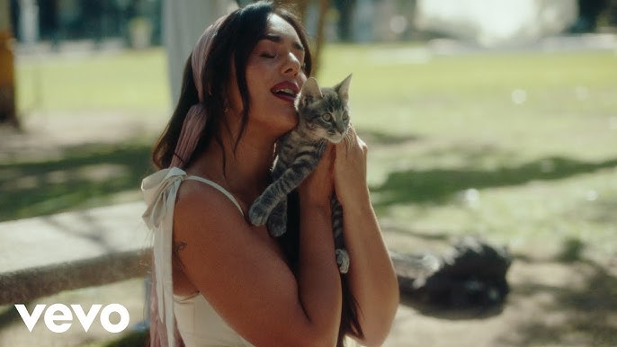 Ángela Leiva estrena “Gato”, una cumbia de empoderamiento