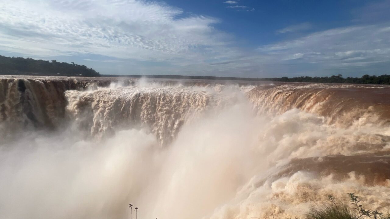 Cataratas del Iguazú: cerraron el circuito Garganta del Diablo por el aumento del caudal