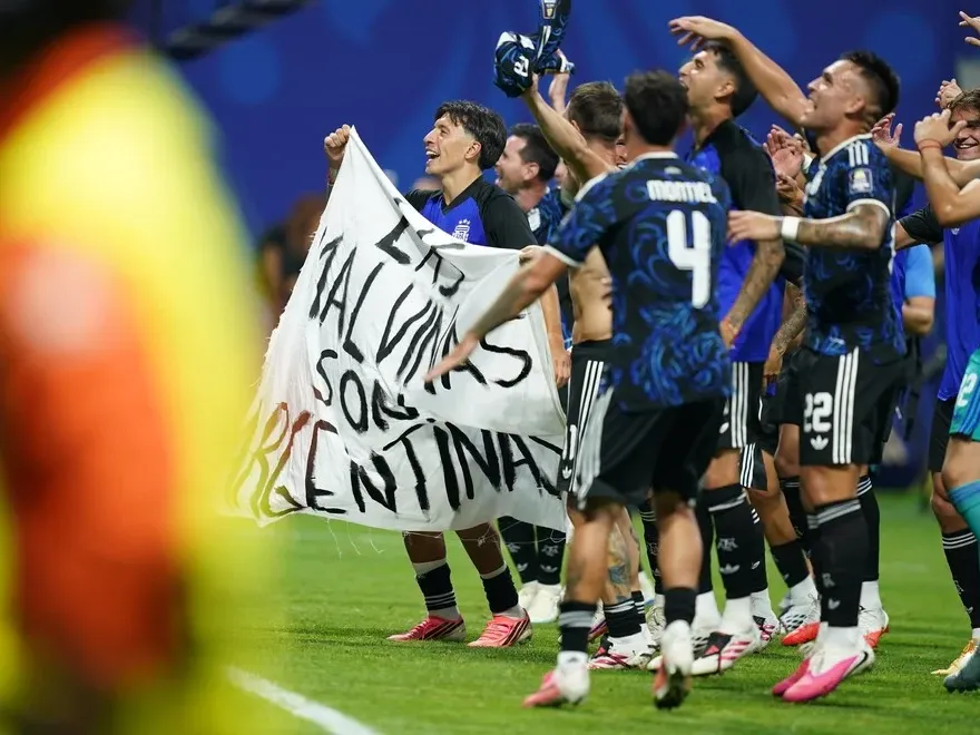 “Las Malvinas son argentinas”: la bandera que encabezó el festejo de Argentina tras eliminar a Inglaterra