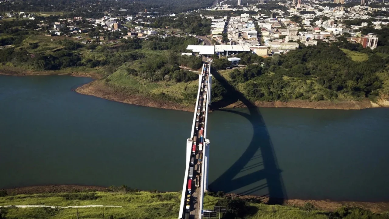 Triple Frontera: abandonaron un camión con contrabando valuado en medio millón de reales sobre el Puente de la Amistad