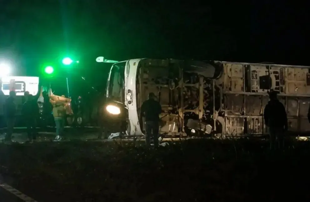 Vuelco fatal en Corrientes: Una persona fallecida y 50 heridas