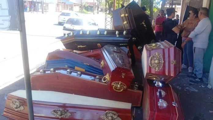 Ataúdes y objetos funerarios en una casa de Posadas: una disputa que generó tensión
