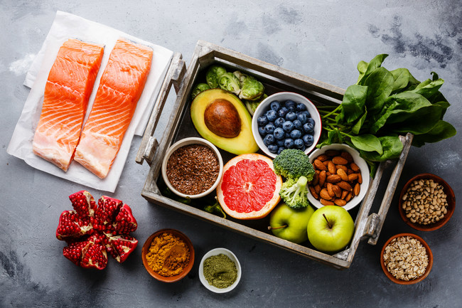 5 alimentos que se creen saludables pero esconden azúcar y aditivos, según una nutricionista
