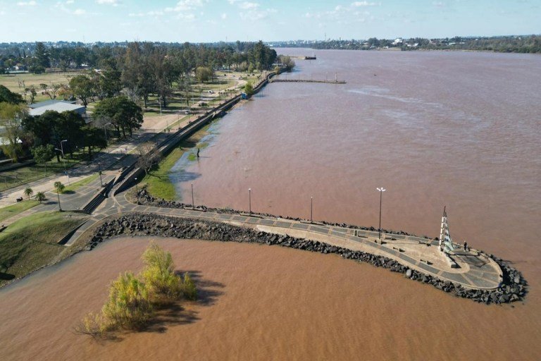 El río Uruguay superó los 11 metros y esperan el pico de la creciente para este martes