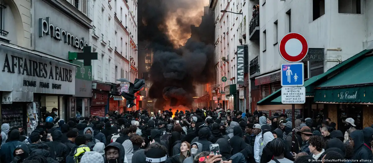 Francia decreta toques de queda en París y otras ciudades
